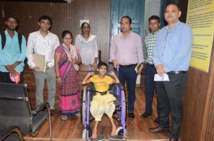  जनदर्शन में कलेक्टर डॉ गौरव सिंह ने दिव्यांग बिटिया को प्रदान किया व्हीलचेयर