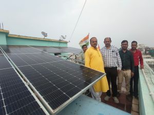 निगम सभापति सूर्यकांत राठौड़ ने पीएम सूर्य घर योजना के तहत रमण मंदिर स्थित निज आवास में छत पर 5 किलो वॉट सोलर पैनल मुख्यमंत्री विष्णुदेव साय सरकार की महत्वाकाक्षी योजना अंतर्गत लगवाया 