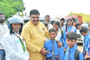  विद्यार्थियों से मिले शिक्षा मंत्री गजेन्द्र यादव, बच्चों को दिए अनुशासन की सीख