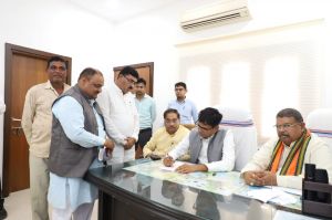  वित्त मंत्री चौधरी ने सहयोग केंद्र में कार्यकर्ताओं एवं आमजन के आवेदनों का किया निराकरण