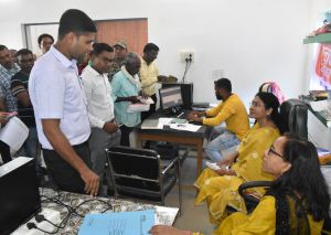 कलेक्टर ने तरौद, पाररास एवं मालीघोरी सहकारी समितियों में एग्रीस्टेक पोर्टल में किए जा रहे किसान पंजीयन के कार्यों का किया अवलोकन कलेक्टर ने तरौद, पाररास एवं मालीघोरी सहकारी समितियों में एग्रीस्टेक पोर्टल में किए जा रहे किसान पंजीयन के कार्यों का किया अवलोकन