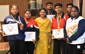  कलेक्टर ने राज्य स्तरीय वेटलिफ्टिंग प्रतियोगिता में शामिल होने वाले प्रतिभागियों का किया सम्मान