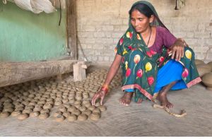  मिट्टी के दीयों से घर-आंगन जगमगाने वाली ललमोतिया की दिवाली इस बार होगी खास