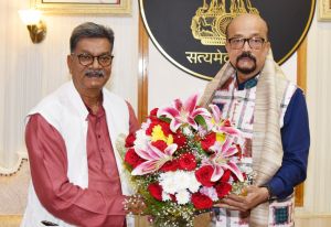 राज्यपाल रमेन डेका से छत्तीसगढ़ विधानसभा के नेता प्रतिपक्ष डॉ. महंत ने सौजन्य भेंट की राज्यपाल रमेन डेका से छत्तीसगढ़ विधानसभा के नेता प्रतिपक्ष डॉ. महंत ने सौजन्य भेंट की