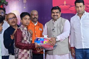 दुर्ग में विष्णु के दिया, बच्चों संग शिक्षा मंत्री गजेन्द्र यादव ने मनाई दिवाली दुर्ग में विष्णु के दिया, बच्चों संग शिक्षा मंत्री गजेन्द्र यादव ने मनाई दिवाली