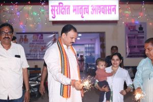 स्वास्थ्य मंत्री ने मरीजों और अस्पताल स्टाफ के साथ मनाई दिवाली, फल और मिठाई किया वितरित स्वास्थ्य मंत्री ने मरीजों और अस्पताल स्टाफ के साथ मनाई दिवाली, फल और मिठाई किया वितरित