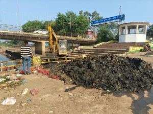 नगर निगम द्वारा छठ पूजा के लिए महादेवघाट में विशेष सफाई अभियान, पोकलेन मशीन और सफाई गैंग भेजकर  लगातार प्रगति पर 