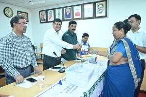 पीएम आवास के 06 हितग्राहियों को मकान आबंटित किया गया पीएम आवास के 06 हितग्राहियों को मकान आबंटित किया गया