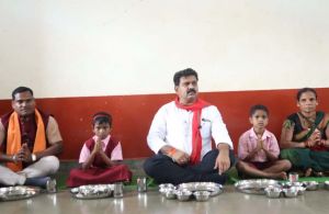 उप मुख्यमंत्री विजय शर्मा ने कच्चापाल के में बच्चों संग किया भोजन उप मुख्यमंत्री विजय शर्मा ने कच्चापाल के में बच्चों संग किया भोजन