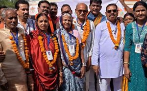  महासमुंद जिले से 323 श्रद्धालु मुख्यमंत्री तीर्थ दर्शन योजना अंतर्गत हुए प्रयागराज काशी रवाना