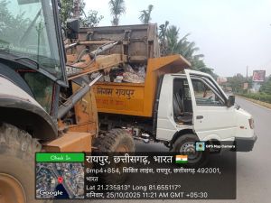  रायपुर निगम टीम ने  कटोरा तालाब कैनाल लींकिंग रोड पाथ वे पर चलाया सफाई अभियान