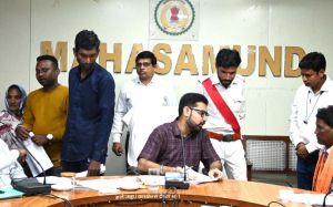 कलेक्टर ने जन चौपाल में सुनी आम जनों की समस्याएं, दिए निराकरण के निर्देश कलेक्टर ने जन चौपाल में सुनी आम जनों की समस्याएं, दिए निराकरण के निर्देश