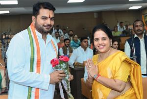 नगर निगम रायपुर की सामान्य सभा की बैठक में महापौर मीनल ने नेता प्रतिपक्ष आकाश का किया आत्मीय स्वागत नगर निगम रायपुर की सामान्य सभा की बैठक में महापौर मीनल ने नेता प्रतिपक्ष आकाश का किया आत्मीय स्वागत