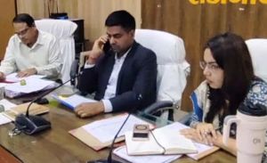 कलेक्टर ने हाई रिस्क वाली गर्भवती माता श्रीमती हेमकुमारी से फोन से बात कर स्वास्थ्य की ली जानकारी कलेक्टर ने हाई रिस्क वाली गर्भवती माता श्रीमती हेमकुमारी से फोन से बात कर स्वास्थ्य की ली जानकारी