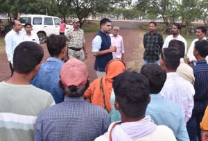 कलेक्टर बिना सूचना दिए तहसील कार्यालय घुमका पहुंचे कलेक्टर बिना सूचना दिए तहसील कार्यालय घुमका पहुंचे