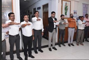कलेक्टर ने राष्ट्रीय एकता दिवस के अवसर पर अधिकारियों-कर्मचारियों को दिलाई शपथ कलेक्टर ने राष्ट्रीय एकता दिवस के अवसर पर अधिकारियों-कर्मचारियों को दिलाई शपथ
