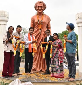 पूर्व प्रधानमंत्री इंदिरा गाँधी की 41वीं पुण्यतिथि पर गणमान्यजनों ने किया नमन पूर्व प्रधानमंत्री इंदिरा गाँधी की 41वीं पुण्यतिथि पर गणमान्यजनों ने किया नमन