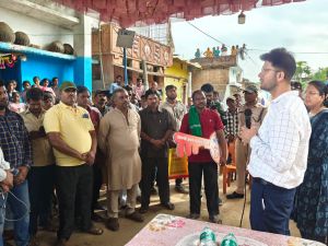 लवनबंद में ग्रामीणों के बीच पहुंचे कलेक्टर दीपक सोनी लवनबंद में ग्रामीणों के बीच पहुंचे कलेक्टर दीपक सोनी