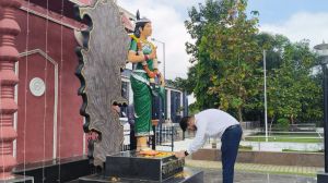 राज्य स्थापना दिवस के अवसर पर कलेक्टर दीपक सोनी ने छत्तीसगढ़ महतारी, महात्मा गांधी, शहीद वीर नारायण सिंह और बाबा साहेब आम्बेडकर की मूर्ति पर माल्यार्पण करके उनका नमन किया राज्य स्थापना दिवस के अवसर पर कलेक्टर दीपक सोनी ने छत्तीसगढ़ महतारी, महात्मा गांधी, शहीद वीर नारायण सिंह और बाबा साहेब आम्बेडकर की मूर्ति पर माल्यार्पण करके उनका नमन किया