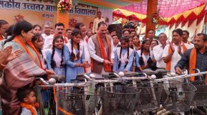 प्रभारी मंत्री श्याम बिहारी जायसवाल ने स्कूली छात्राओं को वितरित किया साईकिल प्रभारी मंत्री श्याम बिहारी जायसवाल ने स्कूली छात्राओं को वितरित किया साईकिल