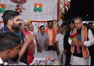 विधानसभा अध्यक्ष डॉ. रमन सिंह ने विभागीय स्टॉल एवं प्रदर्शनी का किया अवलोकन विधानसभा अध्यक्ष डॉ. रमन सिंह ने विभागीय स्टॉल एवं प्रदर्शनी का किया अवलोकन