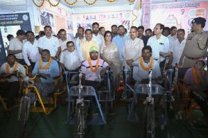  केंद्रीय राज्यमंत्री तोखन साहू ने दिव्यांगजनों को दिए ट्रायसायकल एवं व्हीलचेयर