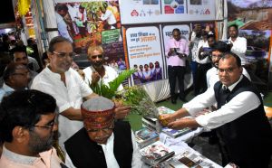 राज्योत्सव समारोह में जनसंपर्क विभाग द्वारा लगाए गए प्रदर्शनी का अवलोकन हेतु बड़ी संख्या में पहुँचे लोग राज्योत्सव समारोह में जनसंपर्क विभाग द्वारा लगाए गए प्रदर्शनी का अवलोकन हेतु बड़ी संख्या में पहुँचे लोग