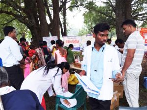 बीजापुर में विकास की दस्तकः धुर माओवाद प्रभावित क्षेत्र के सात गांवों में पहली बार लगा मेगा हेल्थ कैंप बीजापुर में विकास की दस्तकः धुर माओवाद प्रभावित क्षेत्र के सात गांवों में पहली बार लगा मेगा हेल्थ कैंप