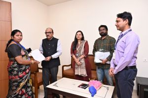   बूथ लेवल अधिकारी ने मुख्य सचिव विकासशील से आवश्यक दस्तावेज संकलित किए