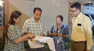 मतदाता सूची के विशेष गहन पुनरीक्षण अभियान के तहत कलेक्टर को बीएलओ ने सौंपा गणना प्रपत्र मतदाता सूची के विशेष गहन पुनरीक्षण अभियान के तहत कलेक्टर को बीएलओ ने सौंपा गणना प्रपत्र