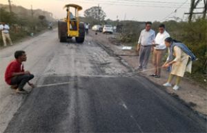 मुख्यमंत्री एवं लोक निर्माण मंत्री के निर्देश सड़कों में पेंच रिपेयर कार्य मुख्यमंत्री एवं लोक निर्माण मंत्री के निर्देश सड़कों में पेंच रिपेयर कार्य