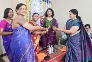 महिलाओं ने आंखें बंदकर एक विशिष्ट स्थान पर रखा दीपक