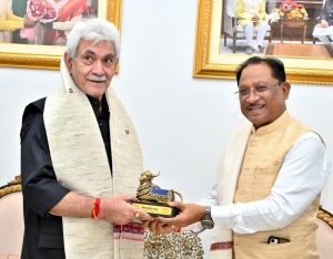  मुख्यमंत्री से जम्मू-कश्मीर के उपराज्यपाल मनोज सिन्हा ने की सौजन्य मुलाकात