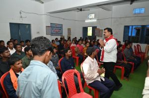  उपमुख्यमंत्री विजय शर्मा ने पुनर्वास केंद्र में पुनर्वासित युवाओं से की आत्मीय भेंट