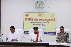 उपमुख्यमंत्री विजय शर्मा ने बीजापुर में नक्सल उन्मूलन एवं अंदरूनी क्षेत्रों में विकास कार्यों की ली समीक्षा