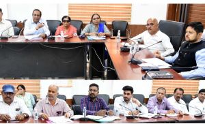  कलेक्टर अभिजीत सिंह ने विद्यार्थियों के आधार कार्ड व जाति प्रमाण पत्र निर्माण की समीक्षा की