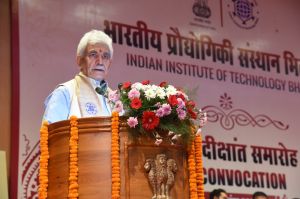 विद्यार्थी जोखिम उठाएं, नवाचार करें और जीवन को  साहसिक यात्रा बनाएं: मनोज सिन्हा