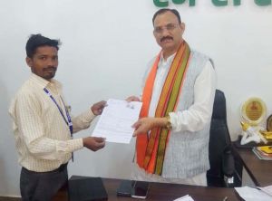  स्वास्थ्य मंत्री श्याम बिहारी जायसवाल को बीएलओ ने सौंपा ईएफ फॉर्म