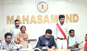 कलेक्टर श्री लंगेह ने जन चौपाल में सुनी लोगों की समस्याएं कलेक्टर श्री लंगेह ने जन चौपाल में सुनी लोगों की समस्याएं