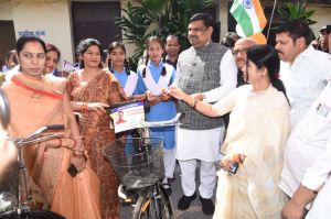 स्कूल शिक्षा मंत्री गजेन्द्र यादव ने छात्राओं को किया सायकल वितरण स्कूल शिक्षा मंत्री गजेन्द्र यादव ने छात्राओं को किया सायकल वितरण