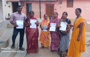 घर-घर पहुंचकर बीएलओ द्वारा मतदाताओं को गणना प्रपत्र का वितरण घर-घर पहुंचकर बीएलओ द्वारा मतदाताओं को गणना प्रपत्र का वितरण