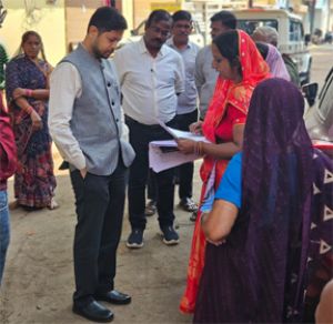 गणना प्रपत्र वितरण कार्य निरीक्षण करने कलेक्टर पहुंचे वार्डों में गणना प्रपत्र वितरण कार्य निरीक्षण करने कलेक्टर पहुंचे वार्डों में