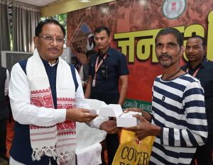  मुख्यमंत्री ने समझी पीड़ा, तुरंत बढ़ाया कदम - रमन निर्मलकर को सौंपा श्रवण यंत्र