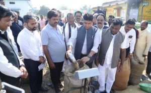 मंत्री टंकराम वर्मा ने मालगांव खरीदी केन्द्र में धान खरीदी का किया शुभारंभ मंत्री टंकराम वर्मा ने मालगांव खरीदी केन्द्र में धान खरीदी का किया शुभारंभ