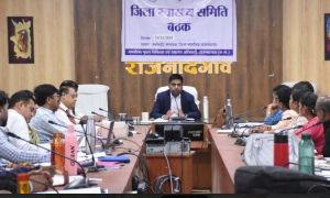 कलेक्टर ने मातृ मृत्यु दर में कमी लाने के लिए परिजनों के साथ की चर्चा कलेक्टर ने मातृ मृत्यु दर में कमी लाने के लिए परिजनों के साथ की चर्चा