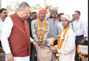  विधानसभा अध्यक्ष डॉ. रमन सिंह ने धान उपार्जन केन्द्र भानपुरी में धान खरीदी का किया शुभारंभ  