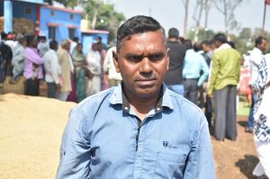  पहले दिन अपने धान की बिक्री करने का अवसर मिलने पर प्रसन्नचित हुआ किसान सावंत राम साहू