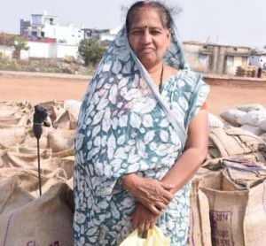 ग्राम मोखला की किसान किरण साहू धान की बिक्री के लिए पहुंची धान उपार्जन केन्द्र भर्रेगांव