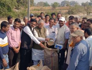  विधायक धरमलाल कौशिक ने कड़ार केन्द्र में किया धान खरीदी अभियान का शुभारंभ
