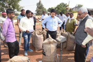 कलेक्टर श्री सिंह ने सेलूद, उतई और कोड़िया धान उपार्जन केन्द्र का किया निरीक्षण कलेक्टर श्री सिंह ने सेलूद, उतई और कोड़िया धान उपार्जन केन्द्र का किया निरीक्षण